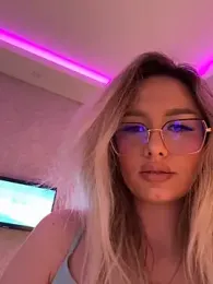 mollyxxx webcam model stream image