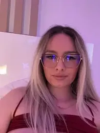 mollyxxx webcam model stream image