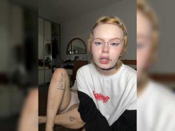 AliceAndMia webcam model stream image