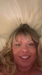 curvyyyellie webcam model stream image