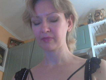 RedEmemdems webcam model stream image