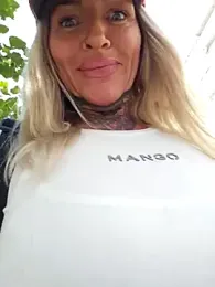 YourMommyBlair webcam model stream image