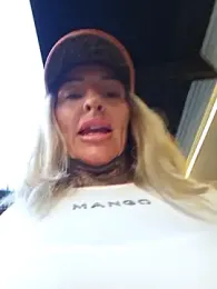 YourMommyBlair webcam model stream image