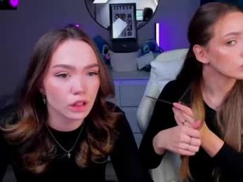 top_twins webcam model stream image