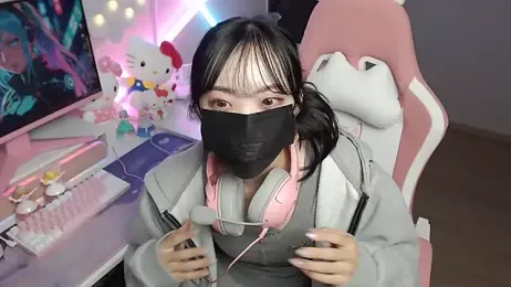 momo_room webcam model stream image