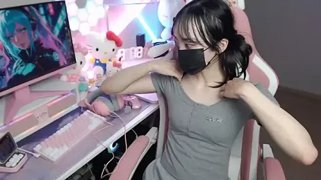 momo_room webcam model stream image