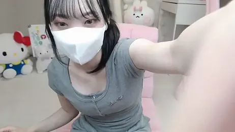 momo_room webcam model stream image
