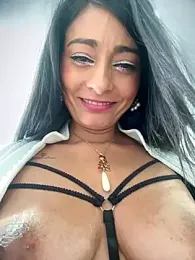 _Bella-Office1 webcam model stream image