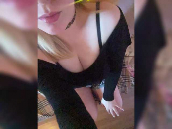 Donut-red webcam model stream image