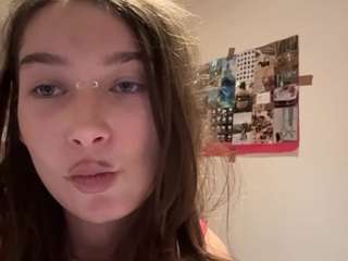 karinesolverud webcam model stream image