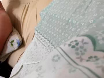shy_in_bed webcam model stream image
