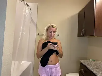 girlfriendmissy webcam stripchat model stream image
