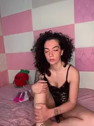 strawberry_queen2 webcam stripchat model stream image