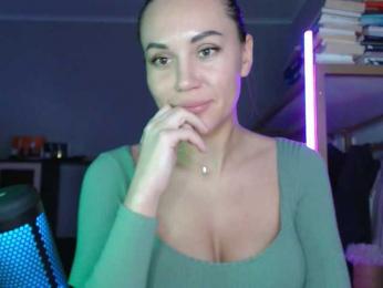 QWEENII webcam model stream image