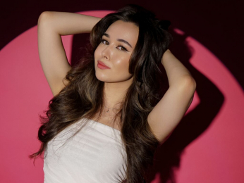 MiaYani webcam model stream image