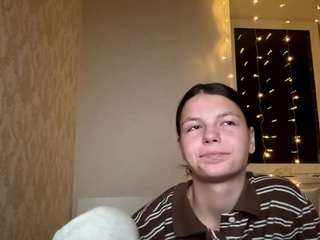 adelinapisarski webcam camsoda model stream image