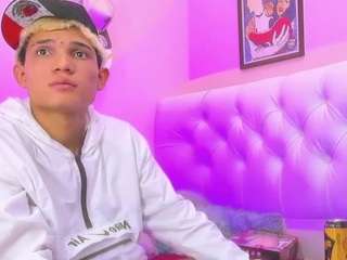 stronger-boy webcam model stream image