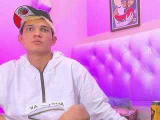 stronger-boy webcam model stream image