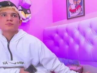 stronger-boy webcam model stream image