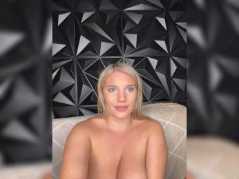 LYALYAtop webcam model stream image