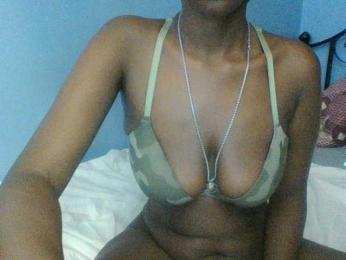 Curvypetite webcam bongacams model stream image