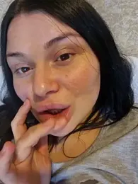 9Alice webcam model stream image