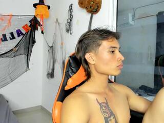 Kenshi Roa webcam model stream image