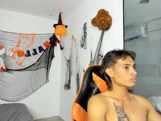 Kenshi Roa webcam model stream image