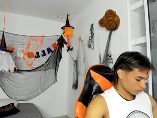 Kenshi Roa webcam model stream image