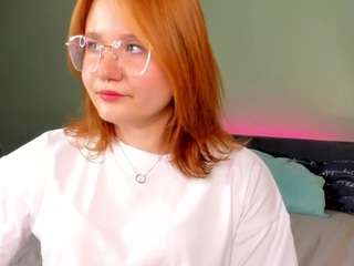 milly-shy webcam model stream image