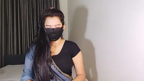 YourLovelyQueen webcam model stream image