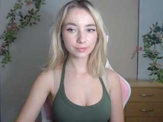 lucialittle webcam model stream image