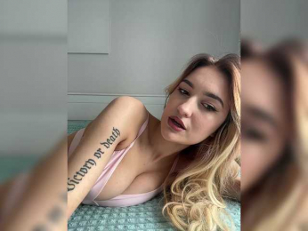 -Lana-Chester- webcam model stream image