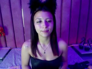 Hilary Uwu webcam model stream image