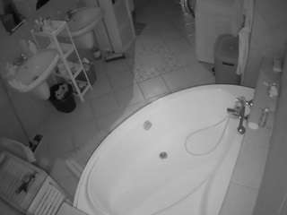 voyeurcam-julmodels-bath-1st-1 webcam model stream image
