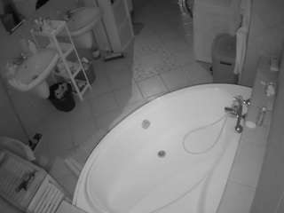 voyeurcam-julmodels-bath-1st-1 webcam model stream image