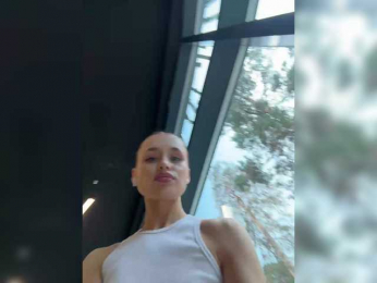 Enchantix webcam bongacams model stream image