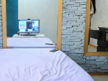Ishalyn webcam model stream image