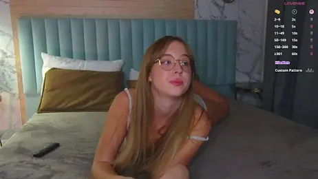 LoraineLuff webcam model stream image