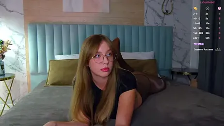 LoraineLuff webcam model stream image