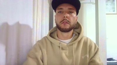 Surfer_30 webcam model stream image