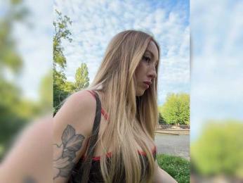 Chloee webcam model stream image