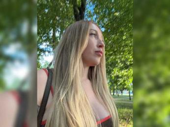 Chloee webcam model stream image
