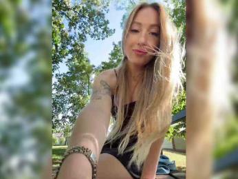Chloee webcam model stream image