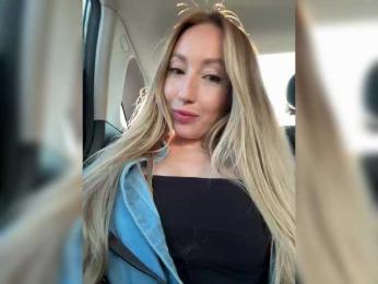 Chloee webcam model stream image