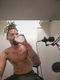 2HandsLong webcam model stream image