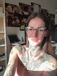 BrownieyQueen webcam model stream image