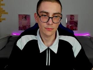 Leo Howard webcam model stream image