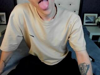 Leo Howard webcam model stream image