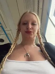 Elfi_InPublic webcam stripchat model stream image